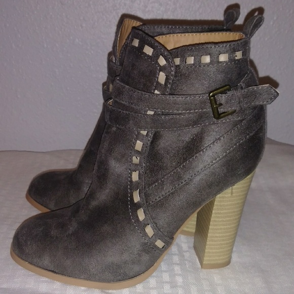 Qupid Shoes - 🎈 Qupid Gray and Tan Booties